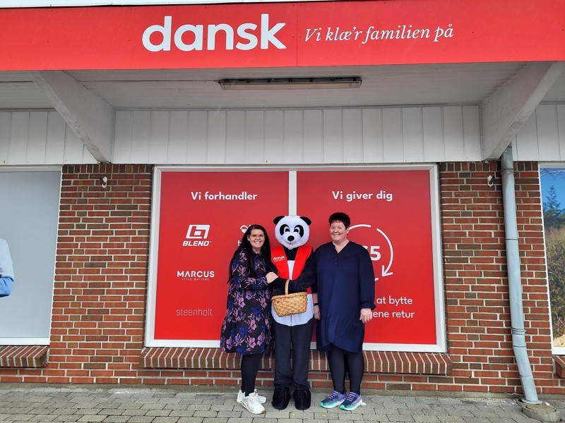 Souschef Lotte Reiche og butikschef Trine Dahl, flankerer her butikkens nye maskot, pandaen Ko-Ko.