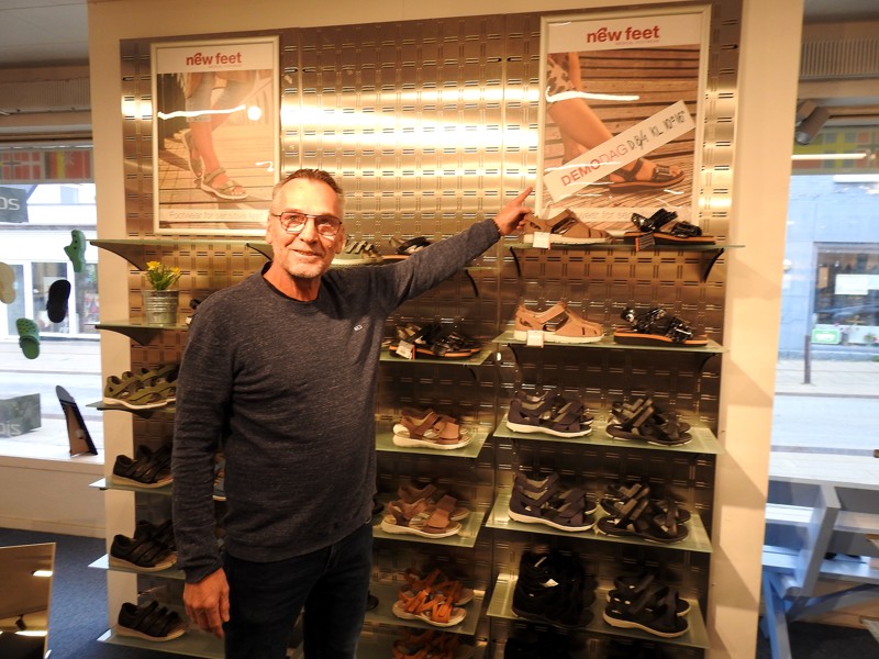 Her står indehaver af Zjoos i Hirtshals Jens Jacob, ved den nye afdeling med New Feet som er fodtøj til særlige behov.