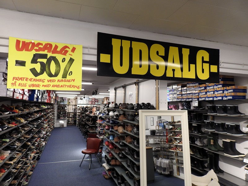 I det halve af butikken sælges sko på udsalg med 50 % rabat året rundt.