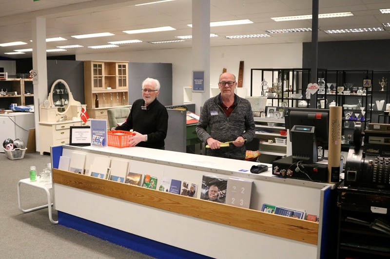I lyse og rummelige omgivelser i genbrugsbutikken Sæbygaardvej 2, står Svend Pedersen og Bjarne Skovmose klar til at betjene kunderne. 