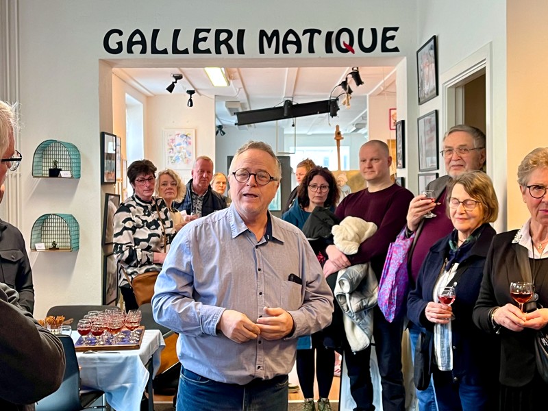 Brian Lykke, indehaver af Galleri Matique i Dronningensgade vil stifte et kunstnerfællesskab, hvor medlemmerne kan komme og gå som de vil.