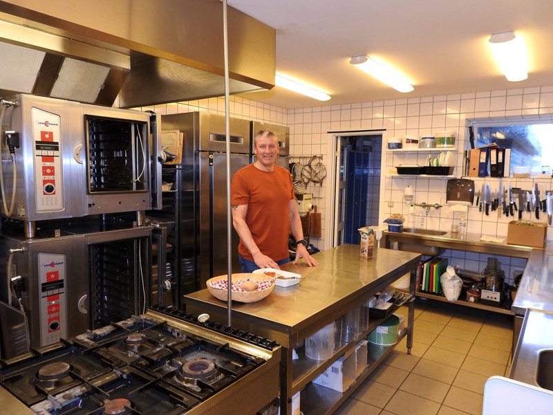 Her er det Tor Ove Sørlie i  sit køkken på B&B.