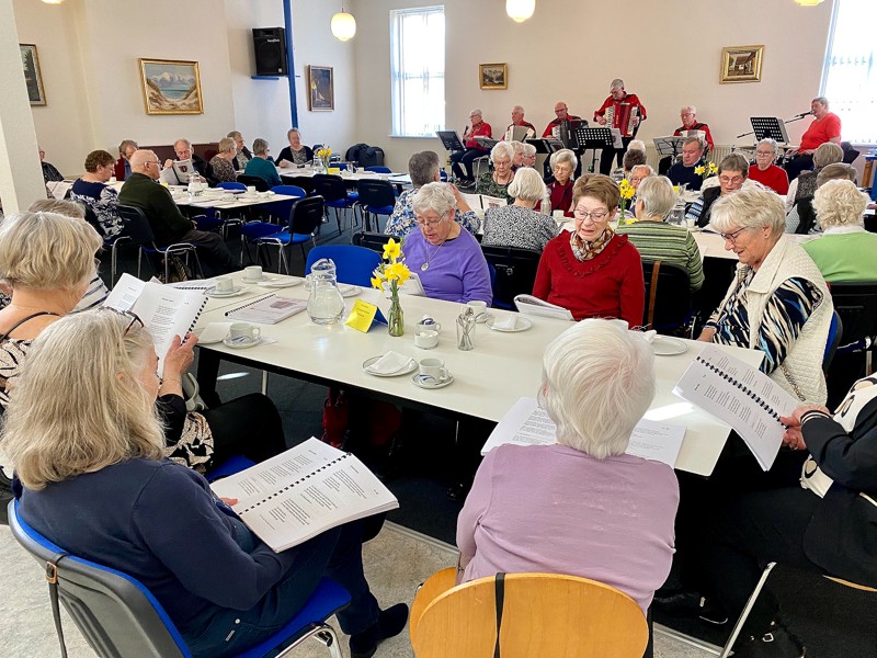 Sanghæfterne blev fundet frem, da Dronninglund Seniorer og Ældre Sagen inviterede til eftermiddagshygge i Fredensgade Centret i Dronninglund.