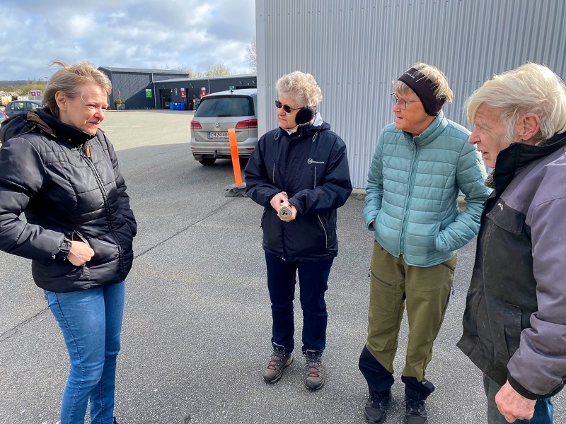 I Dronninglund mødte bl.a. Lene Christensen, Kirsten Olsen g Rita Johanson op for at samle affald. De fik udleveret sække af Karlo Holm fra DN.