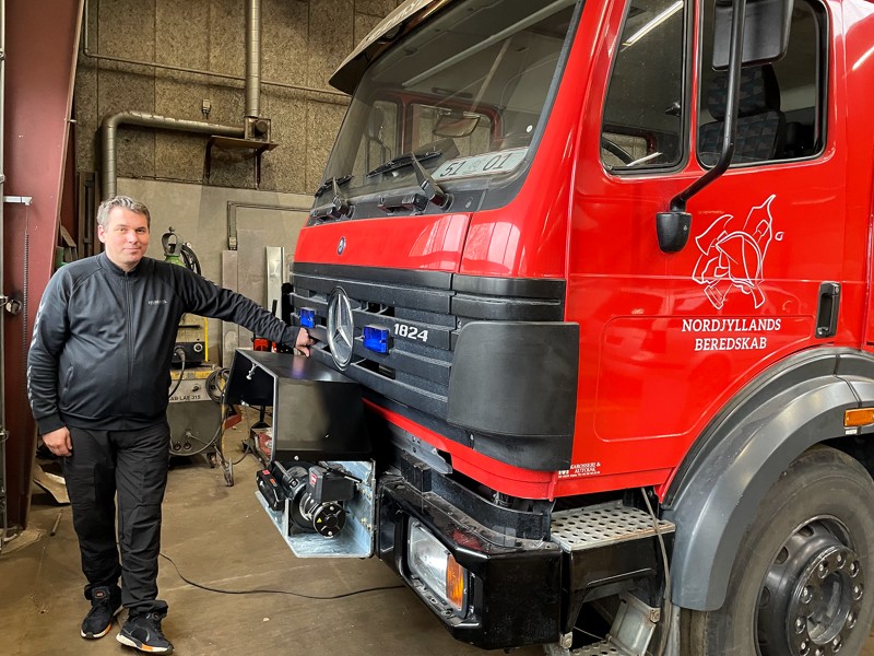 Nordjyllands Beredskab er blot én af virksomhedens trofaste kunder. Her viser René Madsen brandbilens nye spil, som der netop er monteret. 