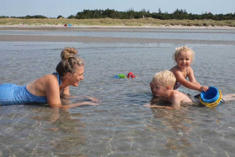 Vandet her ved Vesterø Strand er roligt, så der er ideelle muligheder for at pjaske og lege for selv helt små børn. 