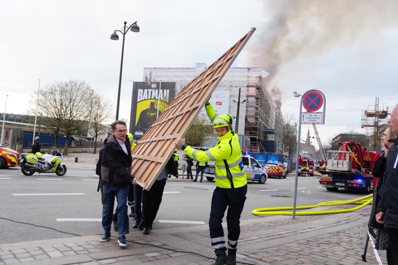 Flere gamle værker er i løbet af dagen blevet evakueret fra den brændende Børsen-bygning i København.