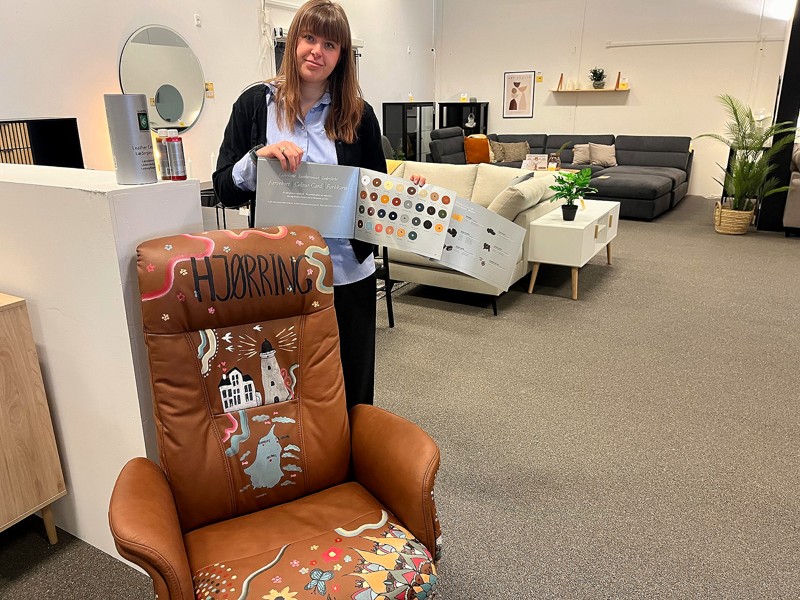 Stolen er dekoreret af en tidligere elev, men det er også produkter fra Guardian, der er brugt, og Astrid kunne sagtens forestille sig, at stolen kunne flytte ind på et teenageværelse.