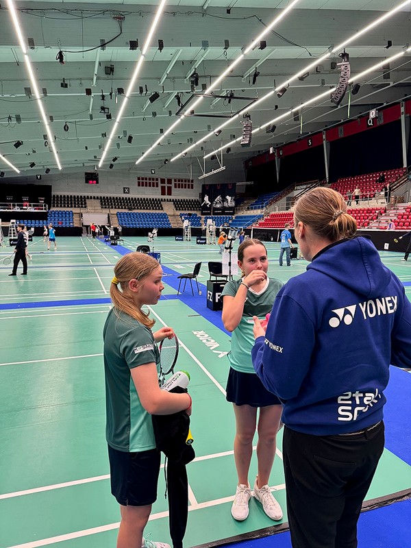 Kamilla Rytter Juhl var også taget med i Brøndbyhallen og benyttede muligheden for at give pigerne gode råd. 