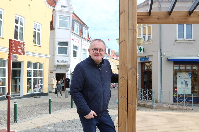 Hans Ole Kalhøj, der igen har overtaget førertrøjen for Sæby Handel, glæder sig over den nye scene og mange nye tiltag i byen.