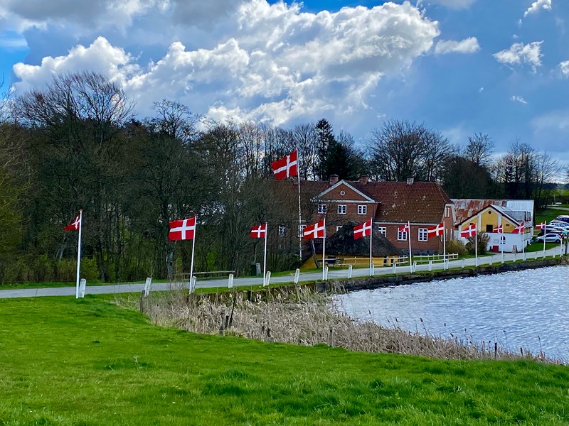 Smukt så det ud med flagallé og sol og skyer over Dorf Møllegård.