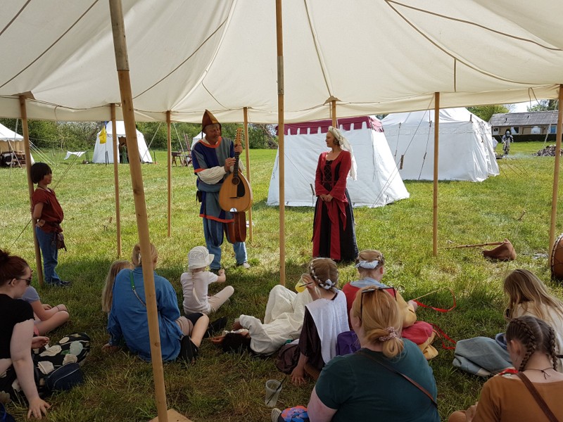 I løbet af de Historiske Dage vil lokale og regionale foreninger, museer og ildsjæle dele deres viden og entusiasme for historien, lige fra nutiden til vikingetiden og middelalderen.   