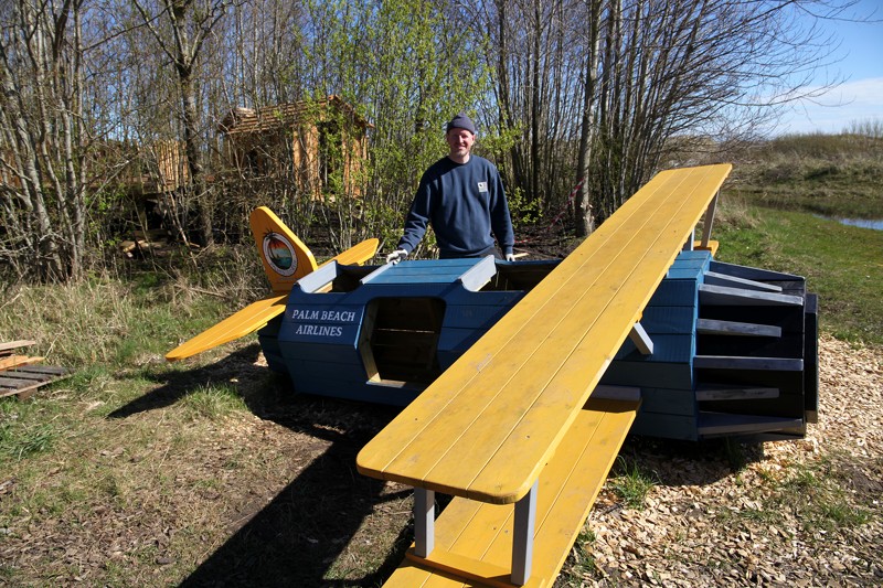 I løbet af vinteren har Elvin Frandsen også bygget denne flyvemaskine, som "letter og lander" lige bag ishuset.