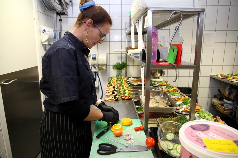 Bettina Nielsen i gang med dagens produktion af lækkert smørrebrød.