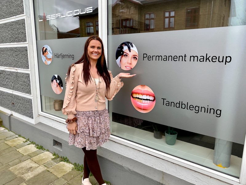 Nadia Bech foran sin nye klinik i Slotsgade i Dronninglund.
