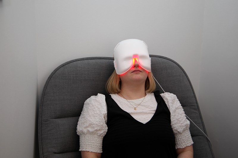 Den infrarøde maske aktiverer øjets celler - også dem der producerer smørelse til hornhinden, og derved modvirkes tørre øjne.