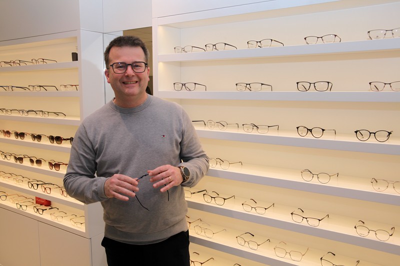 I kraft af et indkøbssamarbejde kan Anders Halveg fremover tilbyde et endnu større udvalg i briller og kontaktlinser.