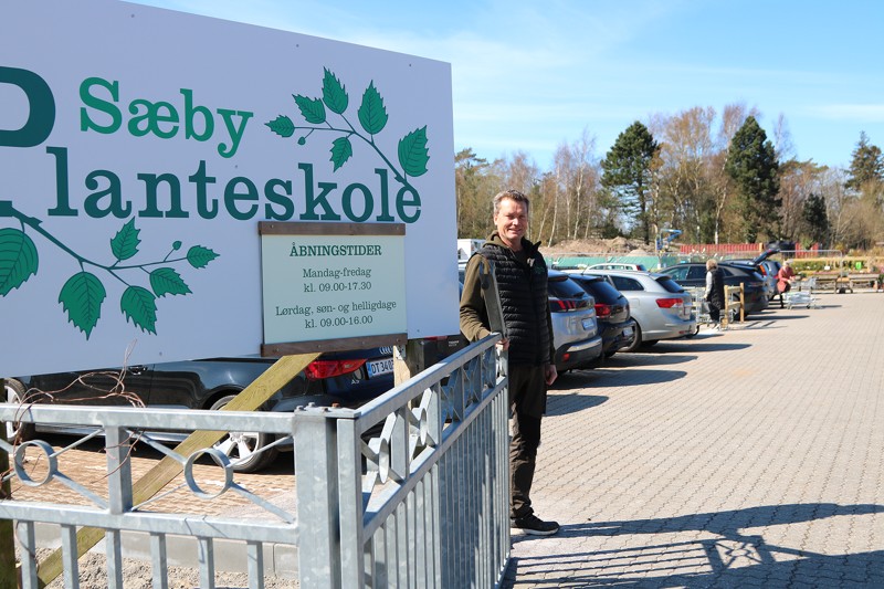 Sæby Planteskole har fået ny ind- og udkørsel og parkeringspladsen har nu plads til 42 biler. 