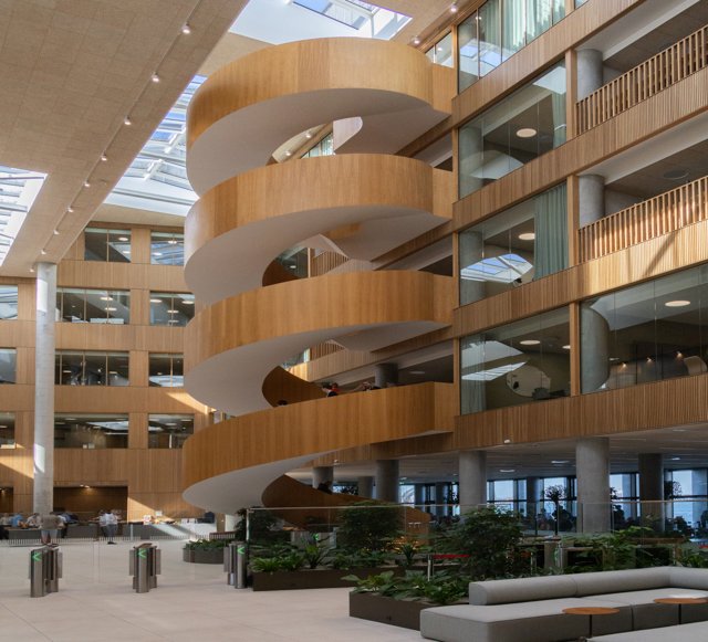 Det er ofte svært at aflæse og relatere til kontorbygninger. Et nyt domicil er undtagelsen, mener Nordjyskes arkitekturanmelder.
