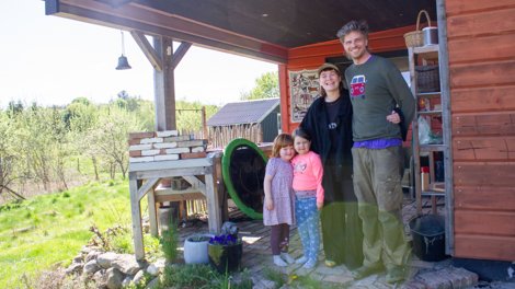 Sofie Trolle Thomassen og Niels Peter Trolle Thomassen har fundet det, mange moderne familier savner: et hold omkring sig. Men i Himmerlandsbyen har de også lært, at fællesskab ikke er noget, man bare flytter ind i.