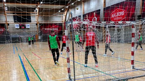 Simon Hald med nummer 11 i målet for holdet uden trøjer til den sidste træning før anden DM-semifinale mellem Aalborg Håndbold og Mors-Thy Håndbold.