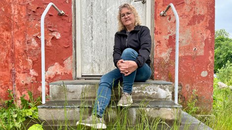Grethe Nielsen er formand for borgerforeningen i Lendum - og dybt frustreret over, at ejeren af et af byens engang flotteste huse tilsyneladende er helt ligeglad med det og blot lader det forfalde.