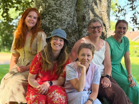 En gruppe på syv lokale kvinder står bag planerne om at udvikle området omkring Visseladegaard. Fra venstre: Mille Hermann, Henriette Otte Jensen, Kristina Holt Leth, Kia Thaagaard og Trine Øhlenschlæger. Nicole Safavi Andersen og Ann Andersson havde ikke mulighed for at være med.