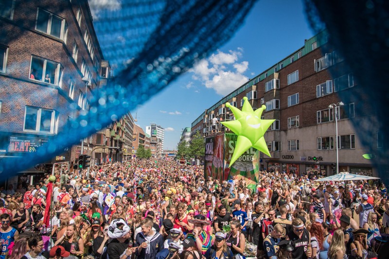 Arkivbillede fra Aalborg Karneval i 2018, hvor tusindvis og atter tusindvis deltog.