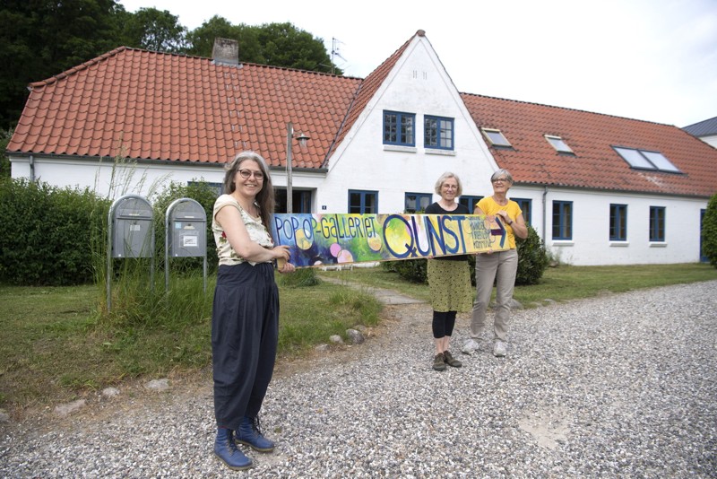 Tre af de 12 kvinder bag pop op galleriet QUNST foran den gamle møllebygning nabo til Thingbæk Kalkminer. Fra venstre Anette Bruun Hansen fra Gravlev, Lisbeth Zidore Madsen fra Skørping og Birgit Christensen fra Guldbæk.