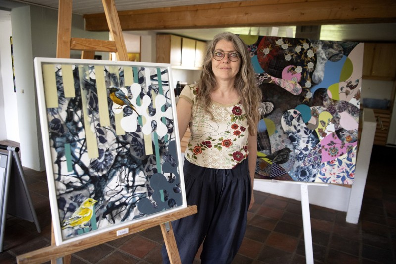 Anette Bruun Hansen udstiller selv malerier og tekstilcollager i pop op galleriet. Foto: Henrik Louis
