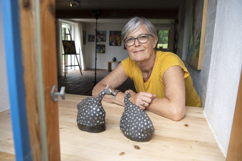 Som den eneste af de 12 kvinder udstiller Birgit Christensen fra Guldbæk ud over sine malerier også forskelligt raku keramik.                                                Foto: Henrik Louis