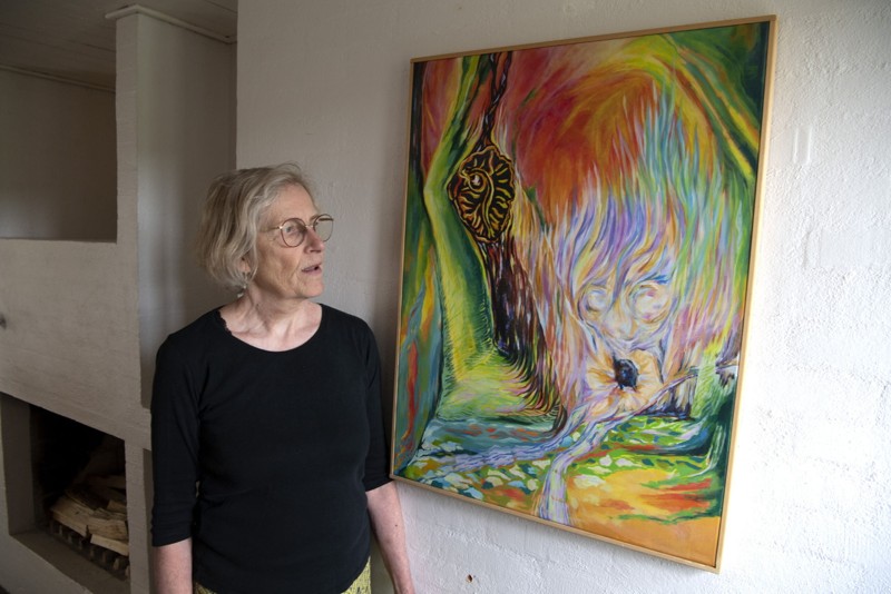 Lisbeth Zidore Madsen udstiller nogle af sine malerier i møllegården. Foto: Henrik Louis