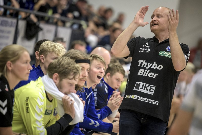 Cheftræner Niels Agesen er frustreret over, at han mangler forsvarsstyrmanden Kasper Lindgren. Arkivfoto: Martin Damgård