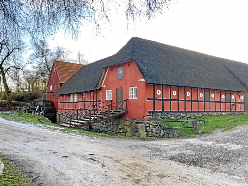 Dronning Margrethes og Prins Henriks Fond har netop doneret 200.000. kr. til Nordjyske Museer, som nu kan realisere sine planer om at etablere nye udstillinger og flytte de mange fine arkæologiske fund, der er gjort ved Fyrkat, fra sin nuværende plads på Hobro Museum ud til Fyrkat igen – nærmere bestemt Fyrkat Møllegaard. Foto: Nordjyske Museer