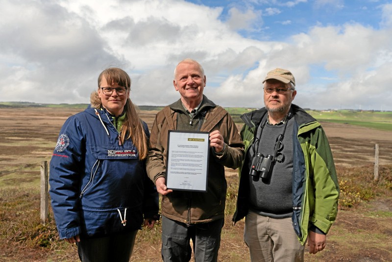 Biologisk Forening for Nordvestjylland, BFN, har fået 15. Juni Fondens Ildsjælprisen. Fra venstre er det medlem Else Marie Krogh Nielsen, formand Poul Nystrup og bestyrelsesmedlem Jan Salmonsen. Privatfoto