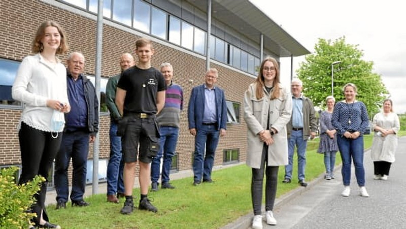 Uddannelsesråd Rebild fotograferet efter at rådet netop har fået en ungdommelig saltvandsindsprøjtning, fra venstre: Anne Marie Johansen, elevrepræsentant, Støvring Gymnasium. Jens Nielsen, rektor, Støvring Gymnasium. Jens Skov Jørgensen, ungdomsskoleleder. Simon Thulstrup Jensen, elevrepræsentant, ungdomsskolen, Peter Pilgaard, FGU (Forberedende Grunduddannelse). Thøger Elmelund Kristensen, formand for Uddannelsesråd Rebild, Sarah Balle Aaen, elevrepræsentant, formand for fælleselevrådet, Thomas Simoni Thomsen, byrådsmedlem, Lene Hvilsom Larsen, centerchef for Børn og Unge, Inger Poulstrup, Leder af Ungeenheden og Ann Frederiksen, Centerchef for Arbejdsmarked. Foto: Rebild Kommune