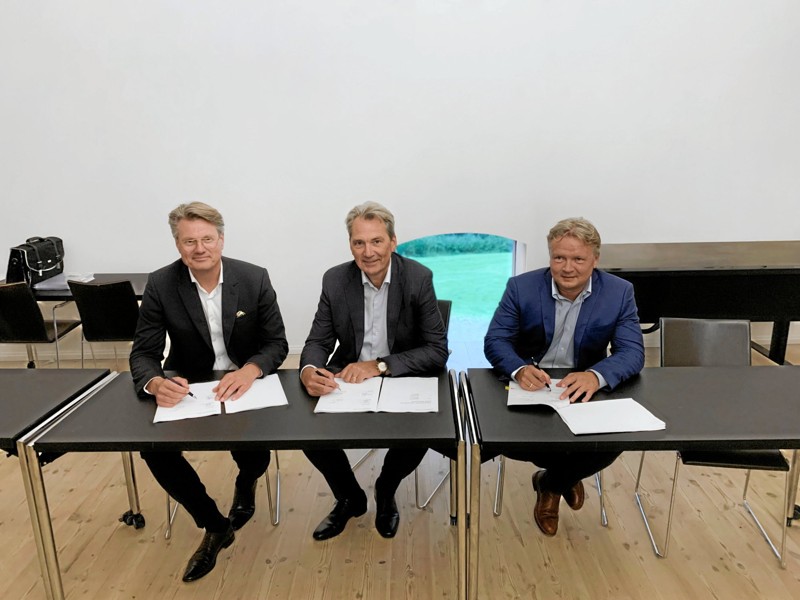 Bo Larsen, Ole Hvelplund og Mikkel Seedorff Sørensen da de for nyligt var samlet for at underskrive den endelige aftale mellem Nordliq og Frederikshavn Havn. Fotos: Makeen Energy