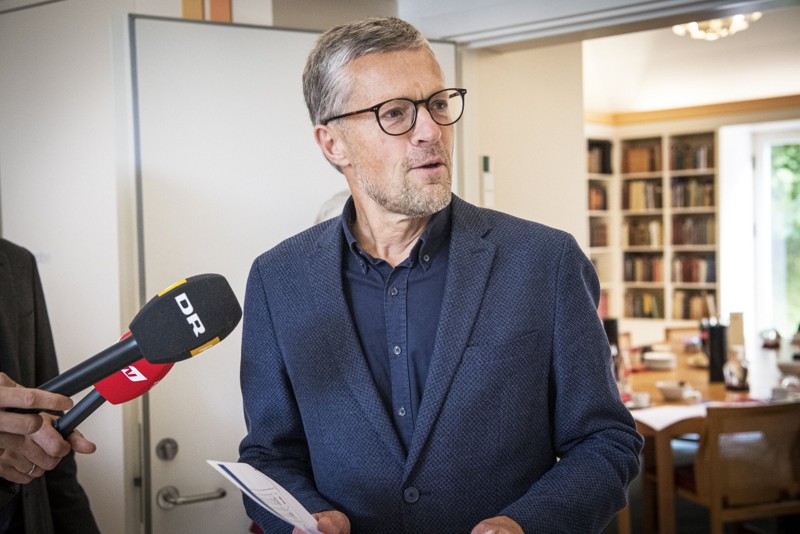 Formanden for valgbestyrelsen, Anders B. Hummelmose, forkynder valgresultatet. Foto: Kim Dahl Hansen