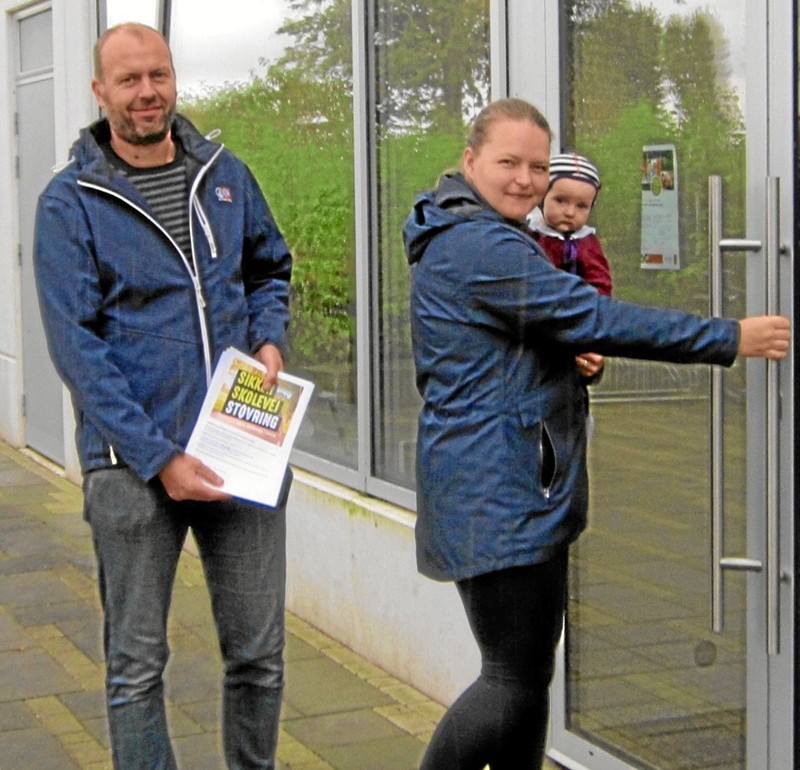 For to år siden afleverede Henrik Salomonsen sammen med Simoni Riis Porsborg og hendes datter 362 protestunderskrifter på rådhuset i Støvring på vegne af bekymrede forældre og bedsteforældre i Støvring, der efterlyste anlæg af sikre skoleveje i byen. Privatfoto