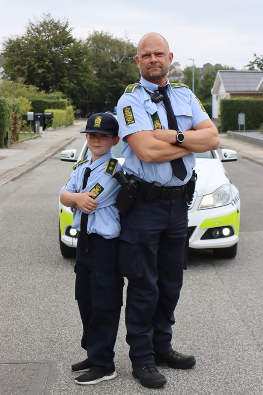 Hovedrollerne i politiserien spilles af færdselsbetjenten Kent Glinvad fra Nordjyllands Politi og Victor Bilde Bach fra Kærbyskolen. Foto: Aalborg Kommune