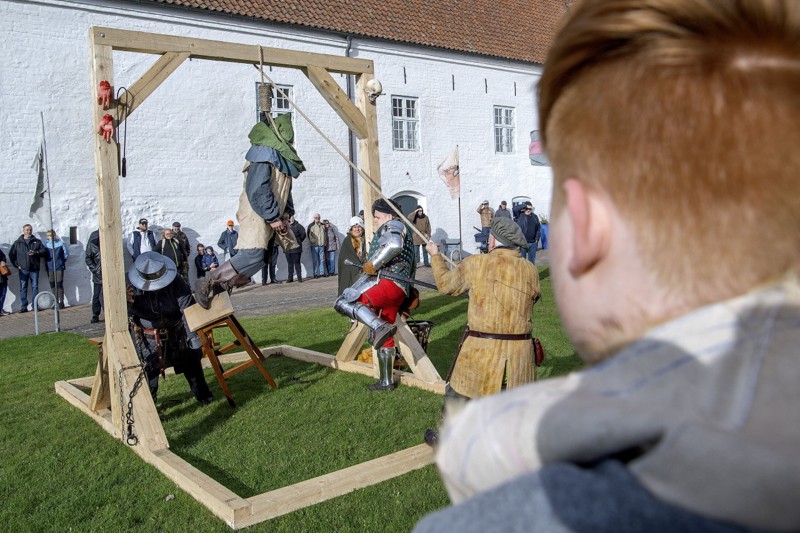 Publikum stod med store øjne, da en mand blev hængt til middelalderdage på Vitskøl Kloster.