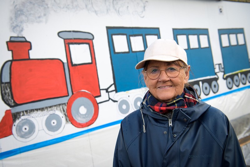 Grethe Bjerge fra Skyum stod i spidsen for et hold børn og voksne, der i denne uge har udsmykket en mur i Hørdum.