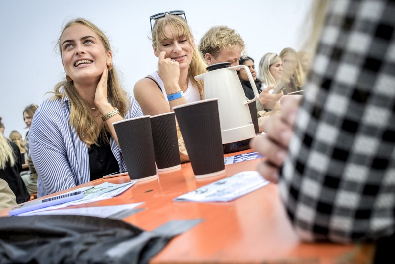 Lise Ulsø Thomsen (tv) har fundet sammen med sine studiekammerater. Hun kender ikke så mange i Aalborg, men føler sig allerede godt taget imod. Foto: Martin Damgård