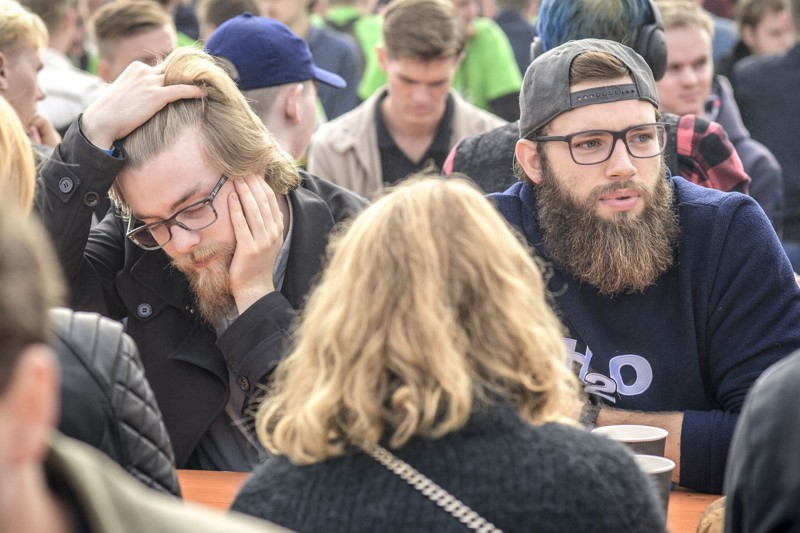 Aron Reinholdt (th) glæder sig til at opleve undervisningen på Aalborg Universitet. Han håber på spændende gruppearbejde og mulighed for at fordybe sig. Foto: Martin Damgård