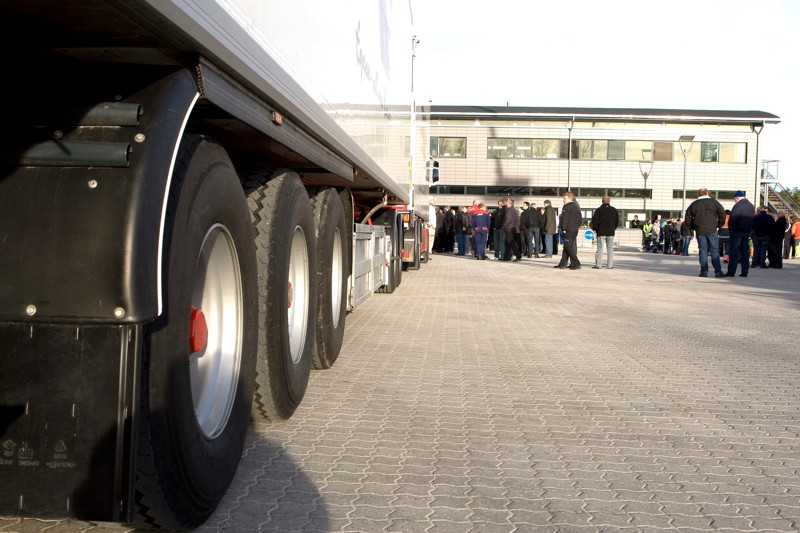 Hirtshals Transportcenter er et af de første steder i Danmark til at få ladestandere til lastbiler.