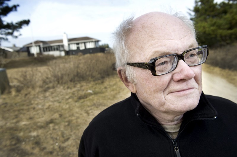 Forfatteren Peter Mouritzen bor i Vrå om vinteren og i Blokhus om sommeren.