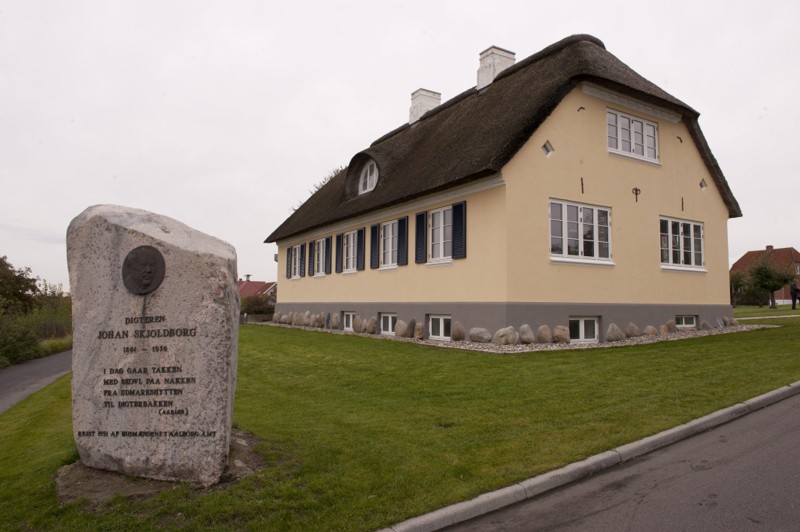 Johan Skjoldborg hus i Løgstør fik for 10 år siden præmie for smuk restaurering. Huset ligger på bakken i Løgstør med udsigt over havnen.