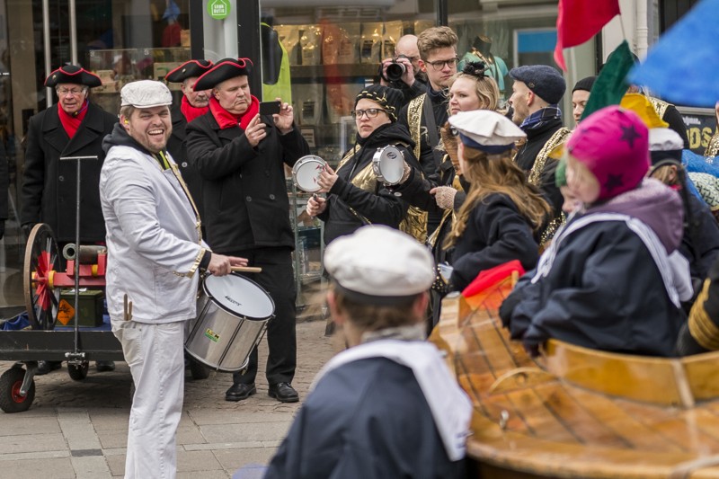 Samba, matroser og Dunkelfolket - der er nok at kigge på, når optoget går gennem gaderne.