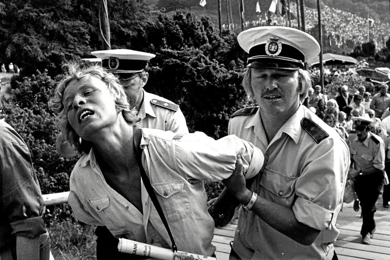 Teatergruppen Solvognen afbrød i 1976 Rebildfesten med en underholdende aktion, hvor de hujende og udklædt som blandt andet indianere tumlede ned over bakkerne.