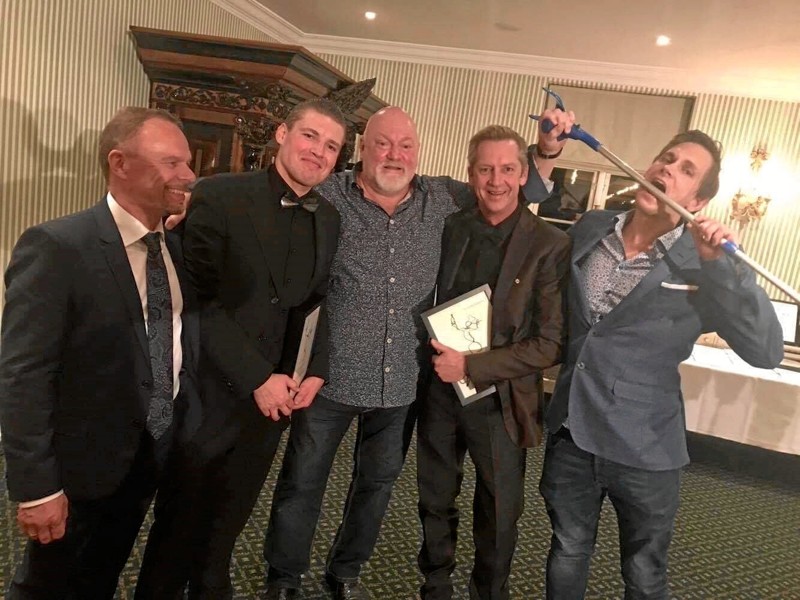 Morten Nielsen, nummer fire fra venstre, sammen med vinderne af Årets Restaurant, Babette i Vordingborg. Privatfoto